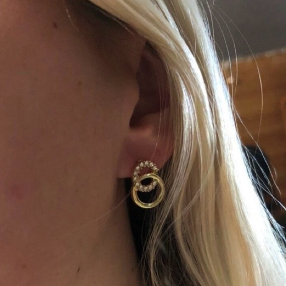 Beautiful Rhinestone Decor Stud Earrings